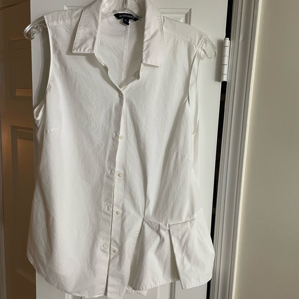 Ellen Tracy White Sleeveless Button-Down Shirt, this is really cute on.